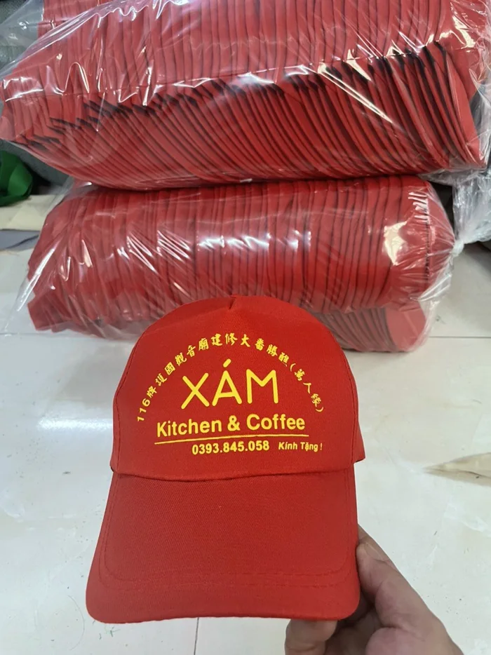 Nón kết đồng phục màu đỏ, thêu logo quán cà phê mặt trước