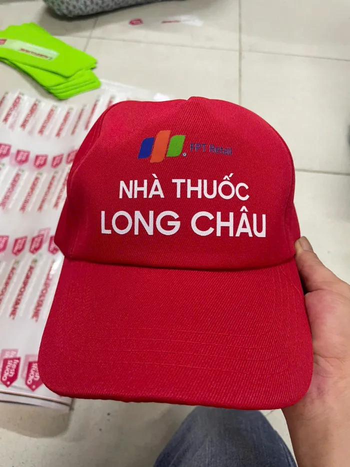 Nón kết đồng phục màu đỏ, thêu logo nhà thuốc mặt trước