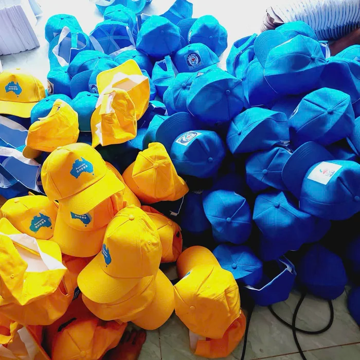 Lô nón kết đồng phục nhiều màu vàng xanh, in logo đoàn du lịch