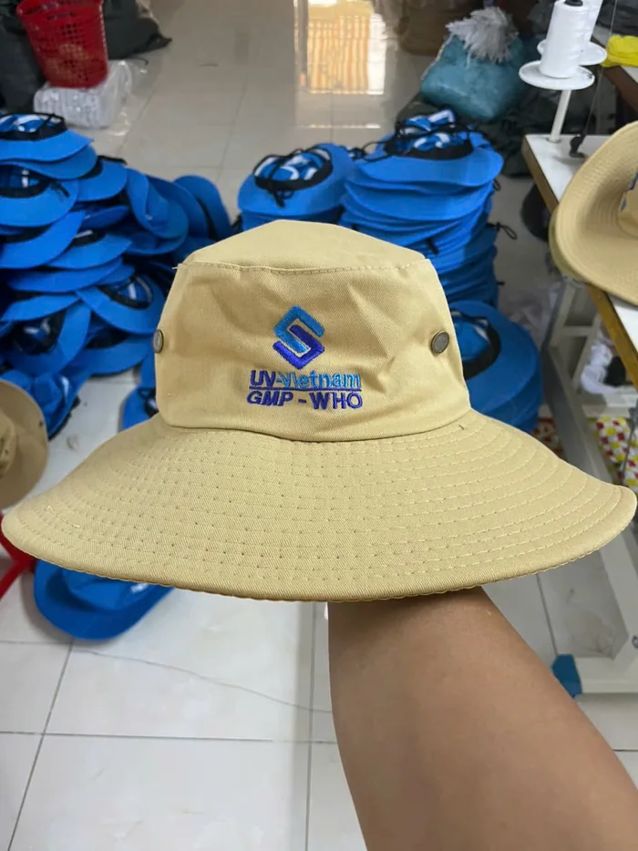 Nón vành rộng đồng phục màu be, khóa cài mặt trước