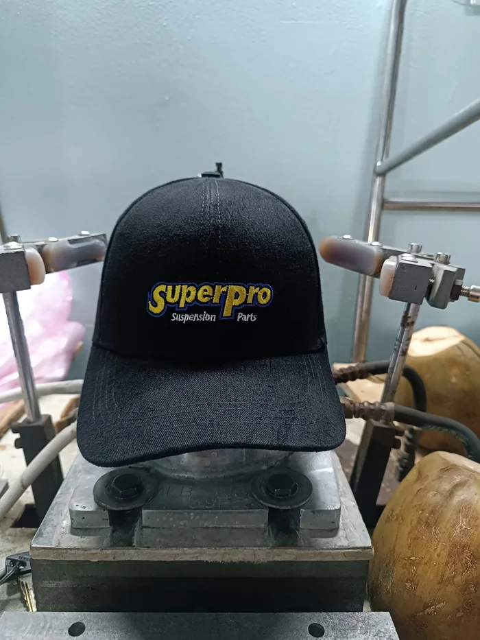 Nón kết đồng phục màu đen, thêu logo Superpro Suspension Parts mặt trước