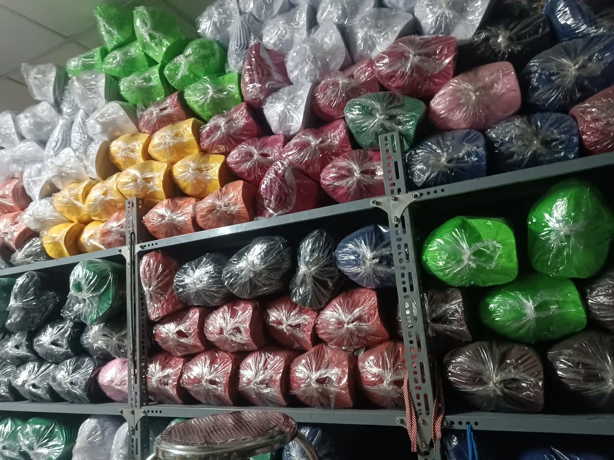 Kho vải nguyên liệu nhiều màu sắc tại xưởng may nón PHOCO