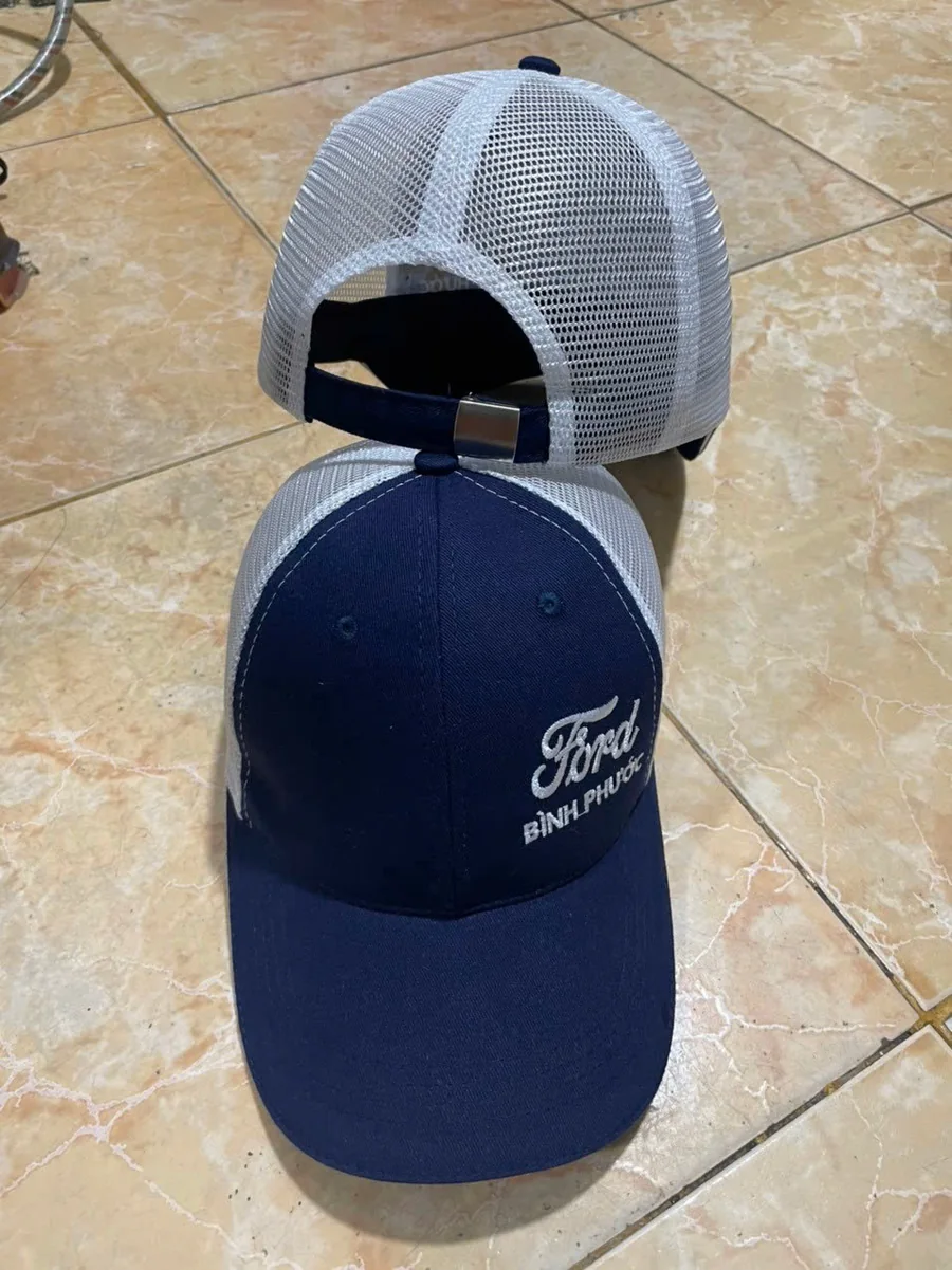 Nón phối lưới đồng phục màu xanh navy, phần lưới sau thoáng khí, thêu logo doanh nghiệp mặt trước
