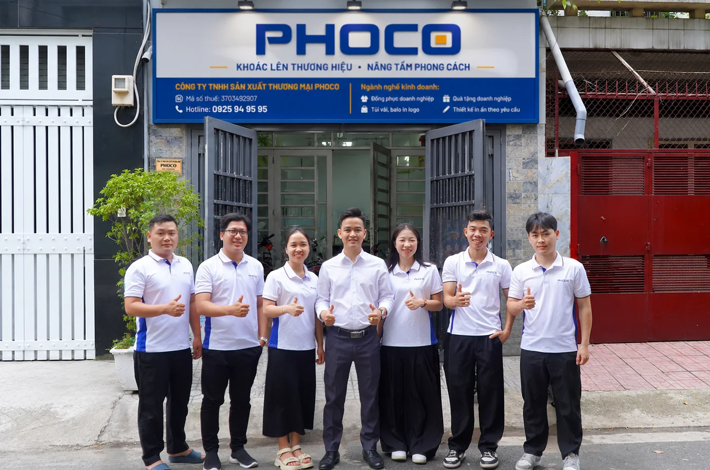 Đội ngũ nhân sự PHOCO chụp hình trước xưởng sản xuất