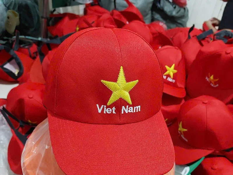 Cận cảnh macro logo cờ đỏ sao vàng thêu vi tính trên nón PHOCO, thấy rõ từng đường chỉ